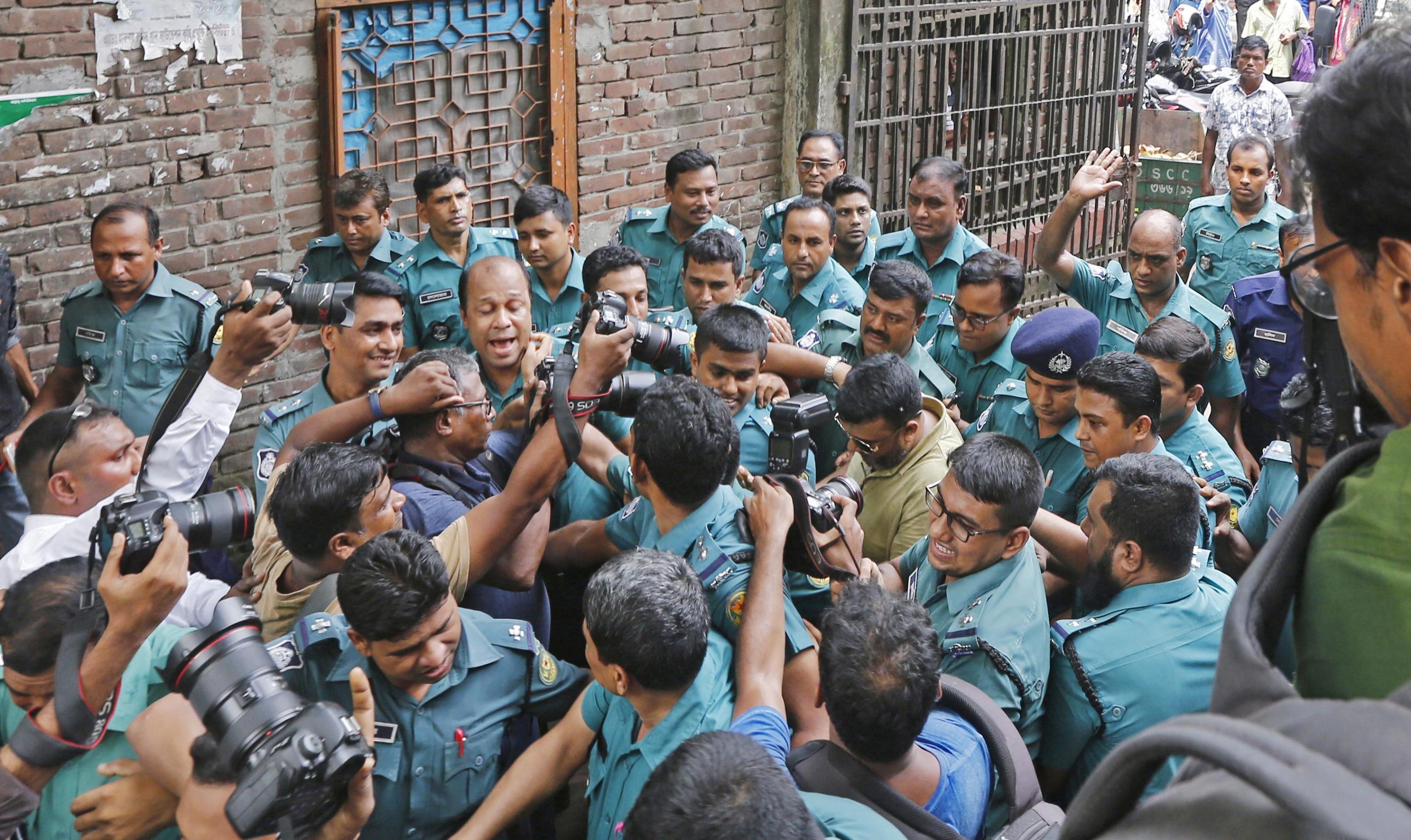 Bangladesh: ragazza denuncia molestie, bruciata viva. Condannate 16 persone per omicidio