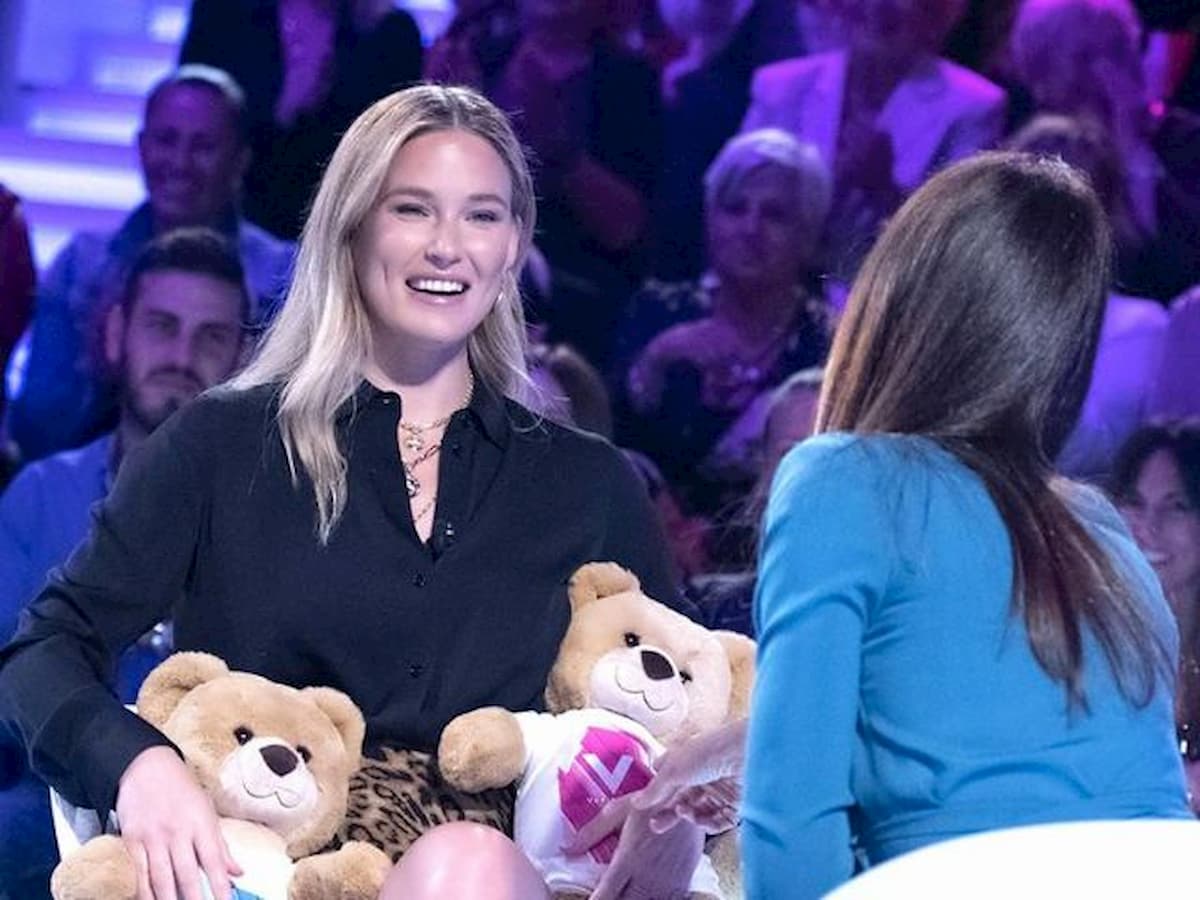 Verissimo, Bar Refaeli: "Con DiCaprio una relazione importante. Non guardo i suoi film perché..."