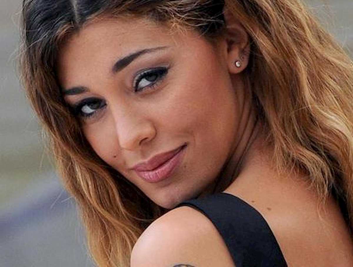 Belen posta foto dalle Maldive. Un follower: "Vai a lavorare". Lei risponde: "Lo faccio da 16 anni"