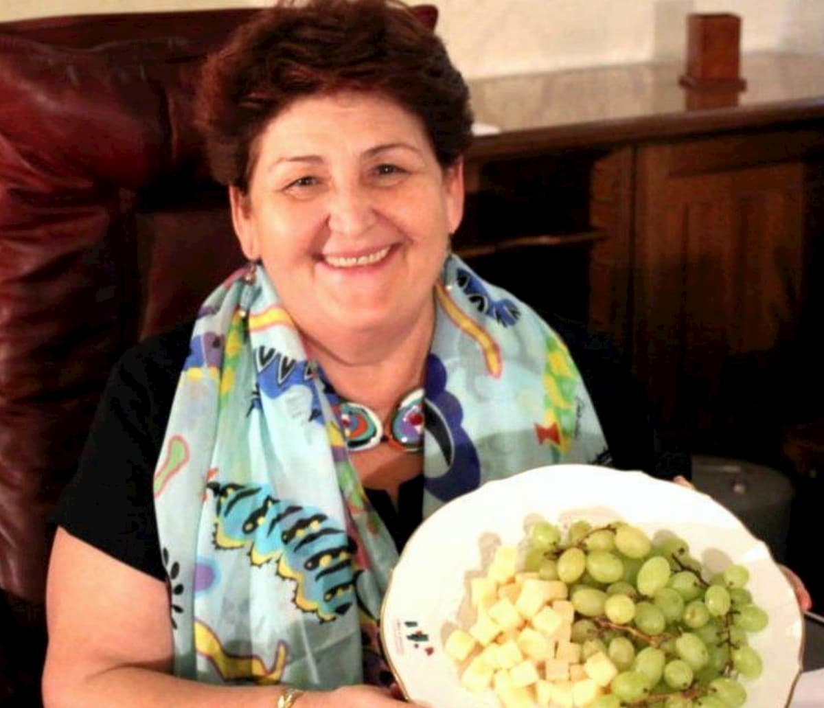 Teresa Bellanova con il parmigiano per Trump