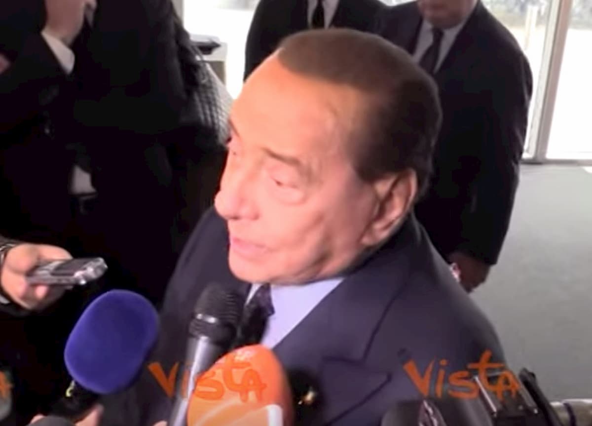 Berlusconi: "Il Ppe potrebbe allearsi con Matteo Renzi". Ma intendeva Salvini VIDEO