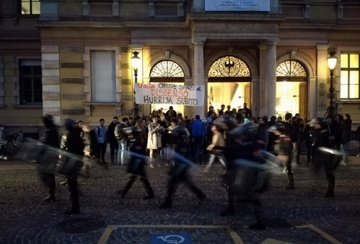 Il caos davanti al dipartimento di Sociologia di Trento, Ansa