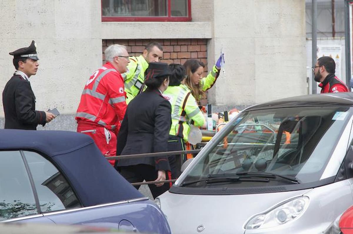 Milano, bimbo caduto dalle scale a scuola. La mamma: "Lasciato solo nel corridoio al piano alto"