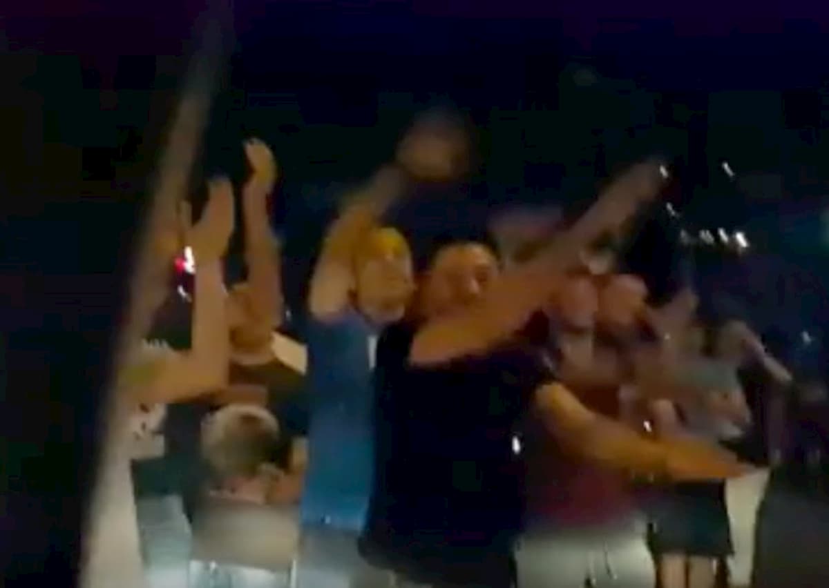 Libano, manifestanti circondano l'auto, il bimbo si spaventa e loro gli cantano Baby Shark VIDEO