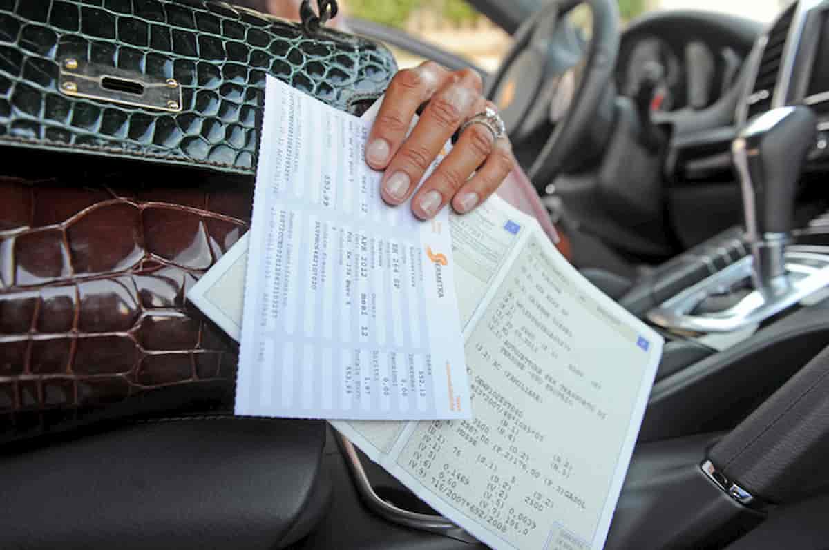 Bollo auto non pagato dal 2000 al 2010: condono fiscale fino a mille euro. Regioni boicottano