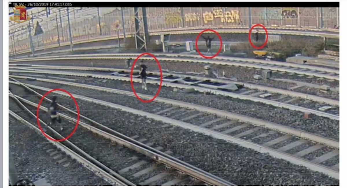 Bologna, 4 ragazzini sui binari dell'Alta Velocità. Macchinista ferma treno e ne blocca uno