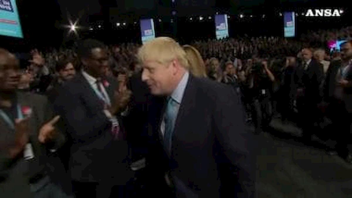 Boris Johnson scende dal palco e non stringe la mano a due sostenitori neri
