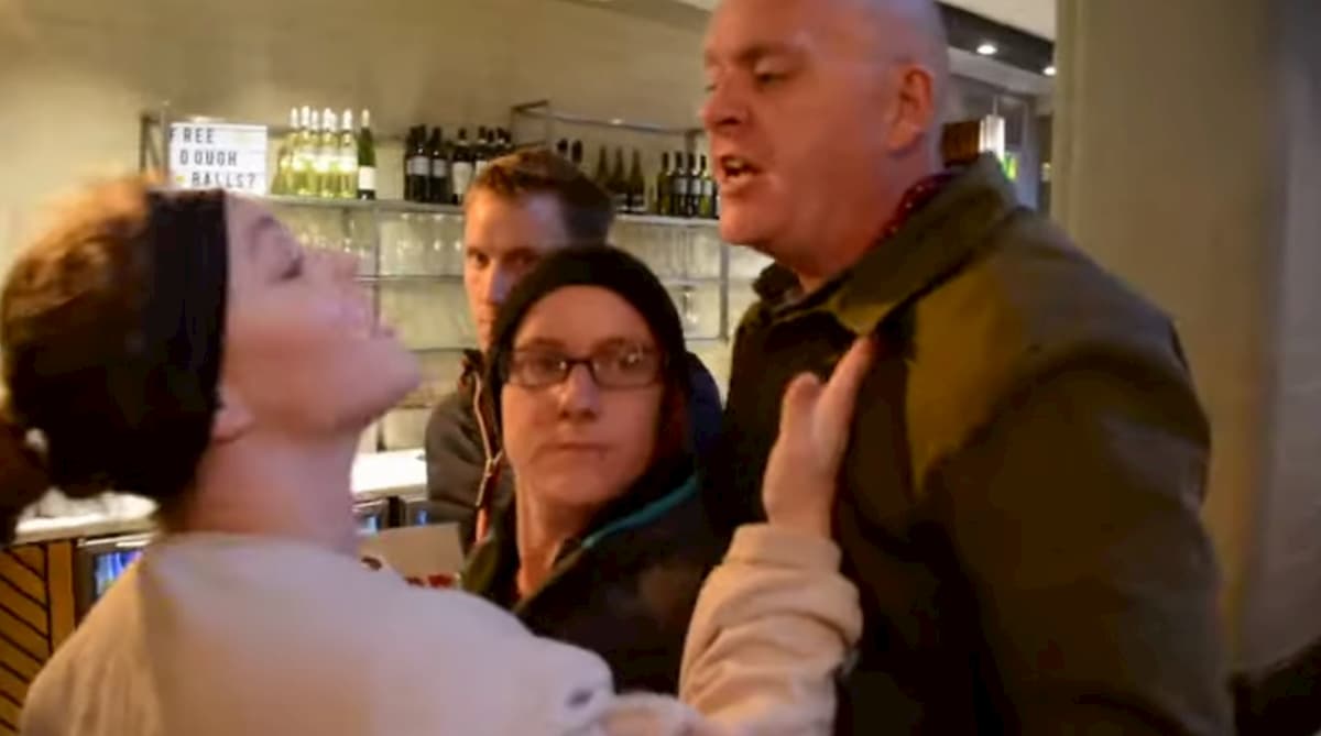 YOUTUBE Vegani irrompono in un ristorante, cliente dà schiaffo a manifestante