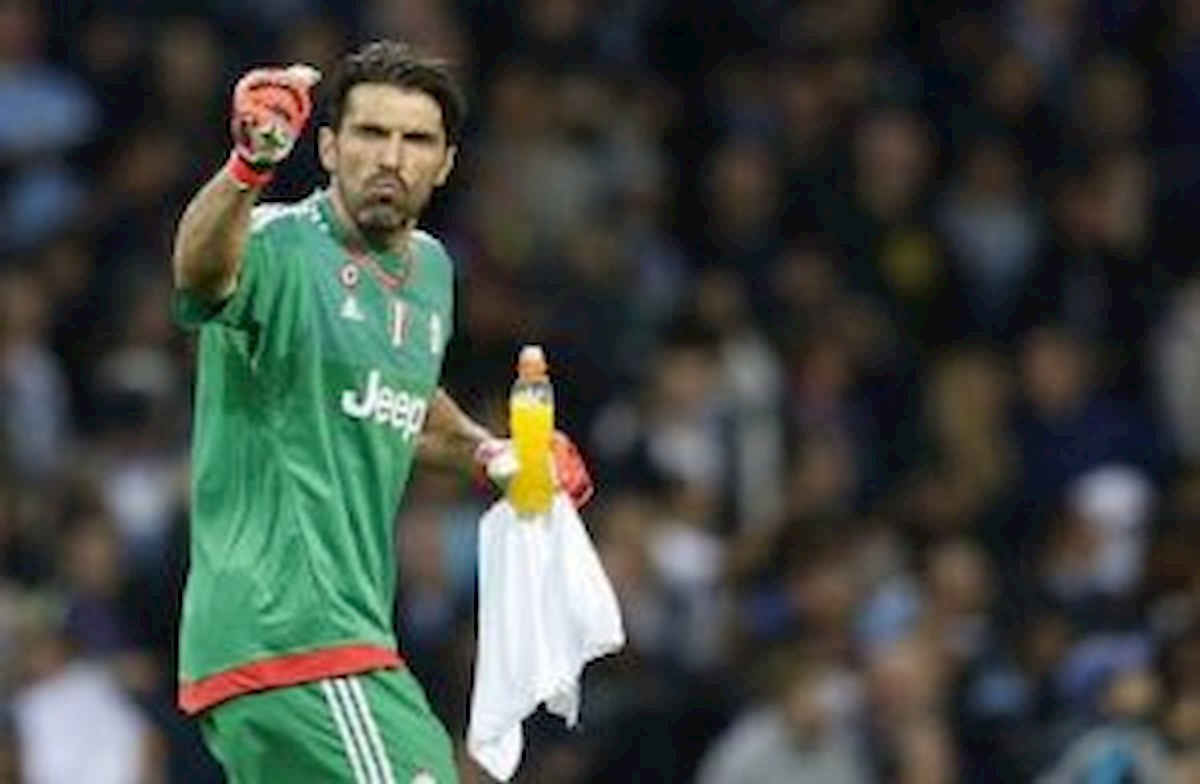 Buffon pipì auto polizia boia chi molla