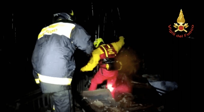 Maltempo, crolla antica chiesa travolta da una frana a Campo Ligure VIDEO