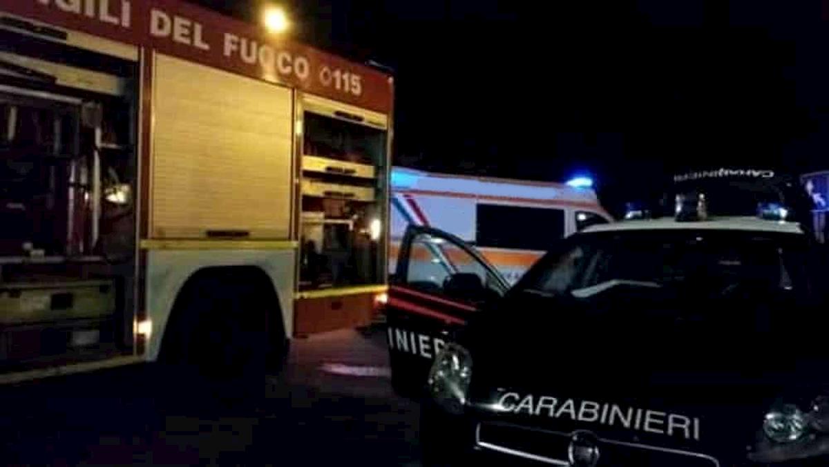 Torino, ubriaco passa col rosso. Poi scende da auto in fiamme, aggredisce carabinieri e gli sfonda finestrino