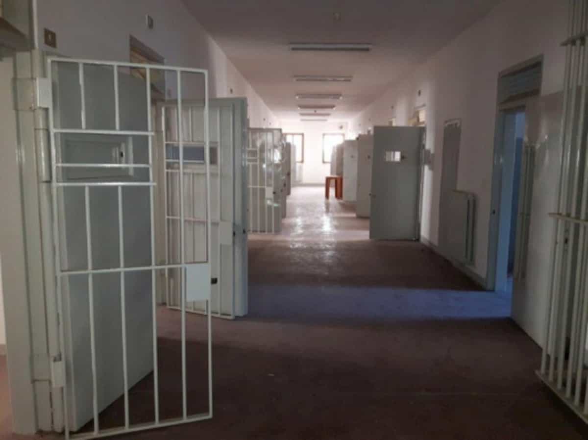 San Gimignano (Siena): detenuto ubriaco aggredisce in carcere tre agenti