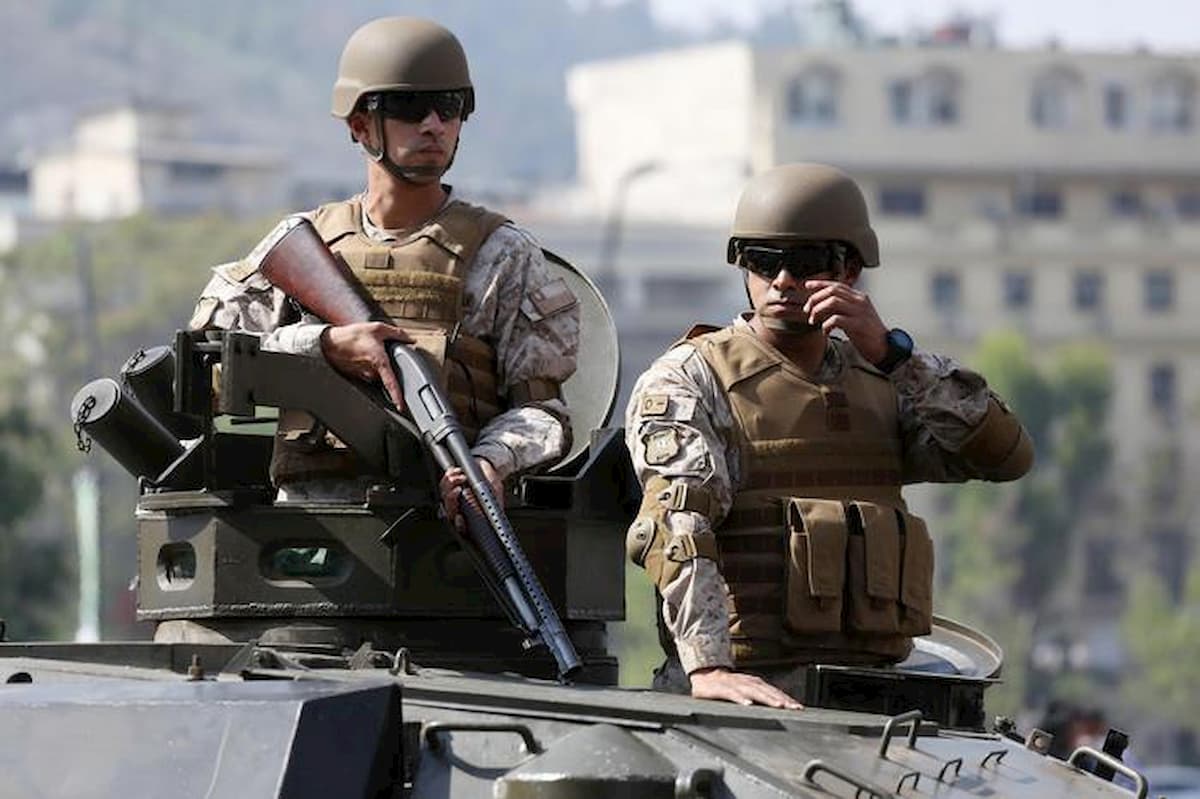 Cile, scontri alle proteste contro i rincari: 3 morti. Stato di emergenza e coprifuoco, come ai tempi di Pinochet