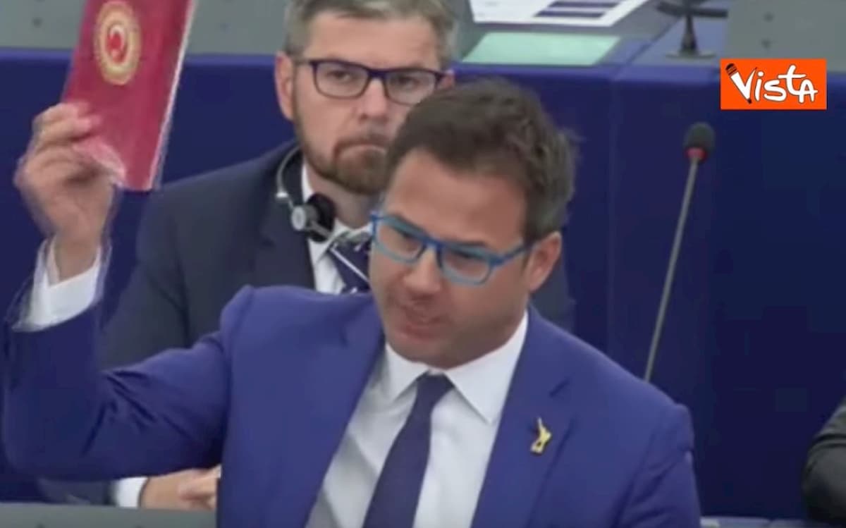 Ue, Angelo Ciocca (Lega) lancia cioccolatini turchi nell'aula del Parlamento Europeo VIDEO