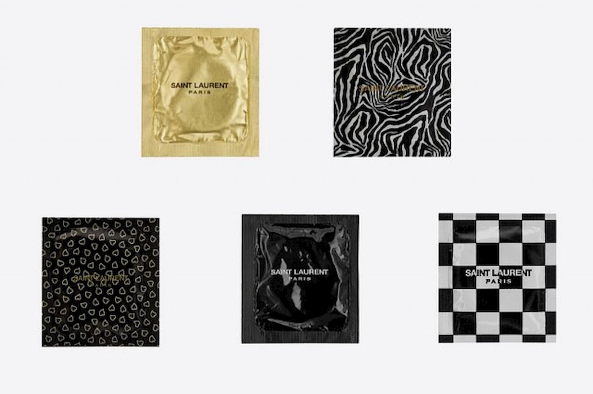 Preservativi firmati Saint Laurent: la nuova moda per promuovere rapporti sicuri. Prezzo: 2€