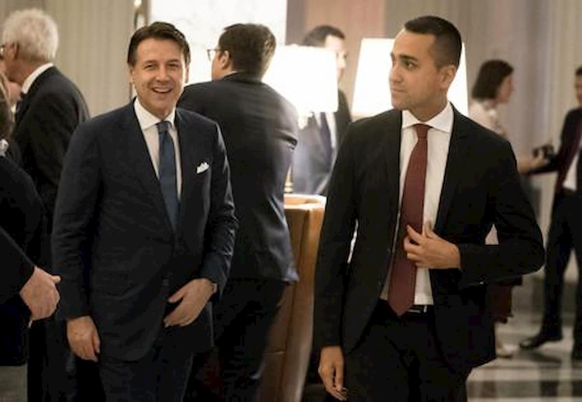 Conte blinda la manovra: "Chi non è in squadra è fuori". Di Maio spiazzato. Lunedì vertice