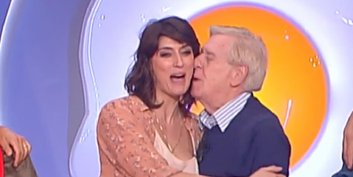 La Prova del Cuoco, Claudio Lippi bacia Elisa Isoardi: "Ne vedrete delle belle..."