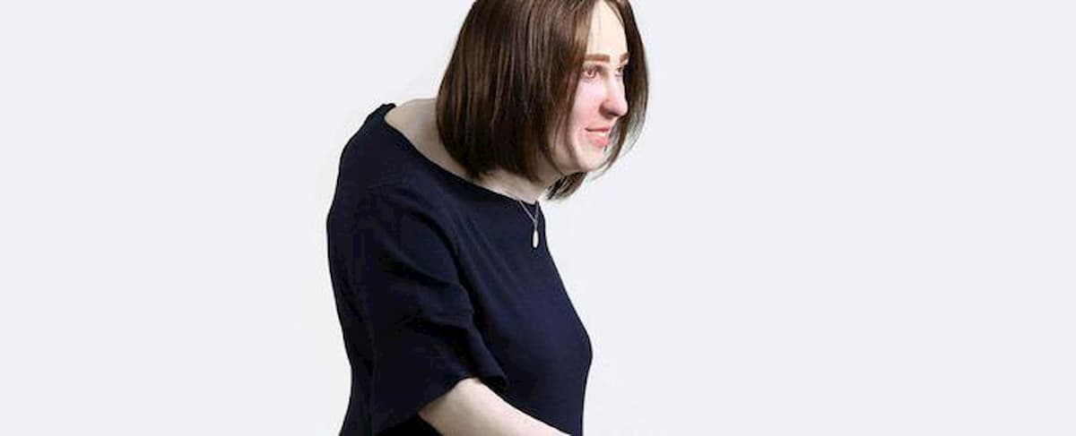 Impiegato del futuro, obeso e con la schiena curva