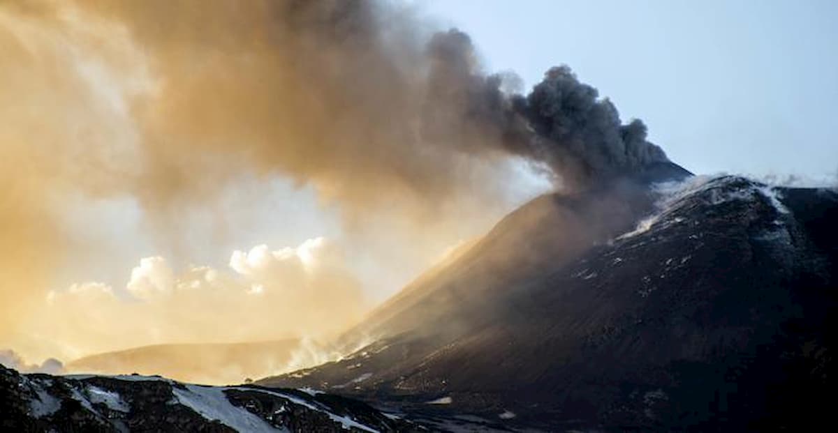 Etna erutta cenere, chiusa una parte dello spazio aereo su Catania