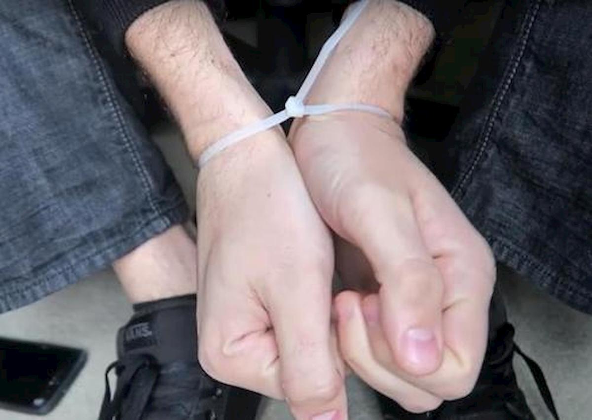 Ostia, rapina in casa: finti poliziotti immobilizzano madre e figlio con le fascette. Caccia a 3 italiani