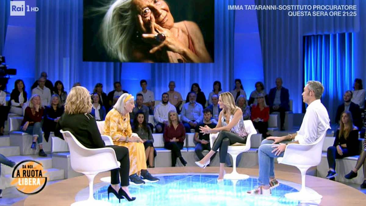 Da noi... a ruota libera, la nonna influncer e il racconto osé alla Fialdini