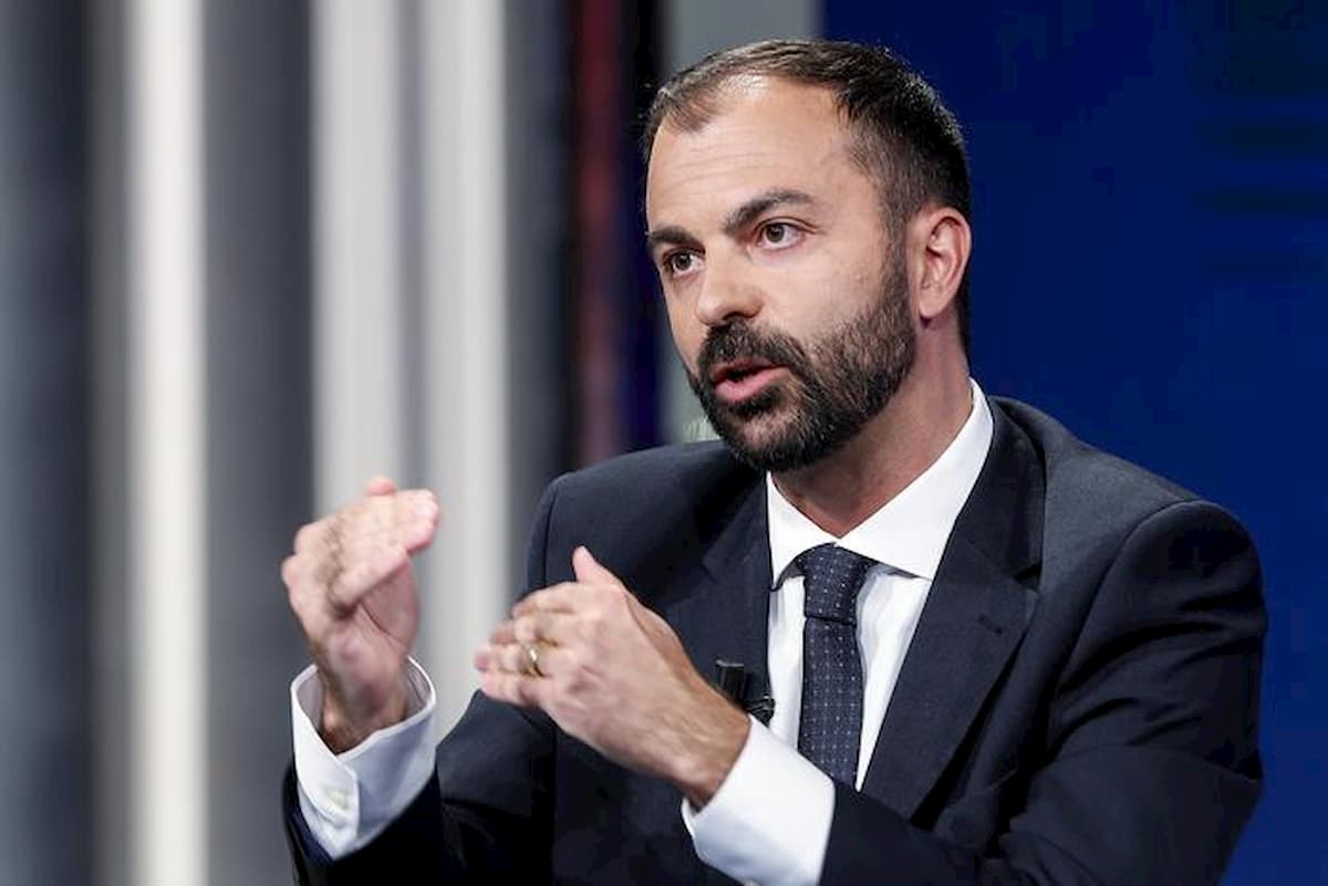 Fioramonti, dai post contro i politici alla scuola inglese per il figlio. Lui si difende: "Violata la mia privacy"