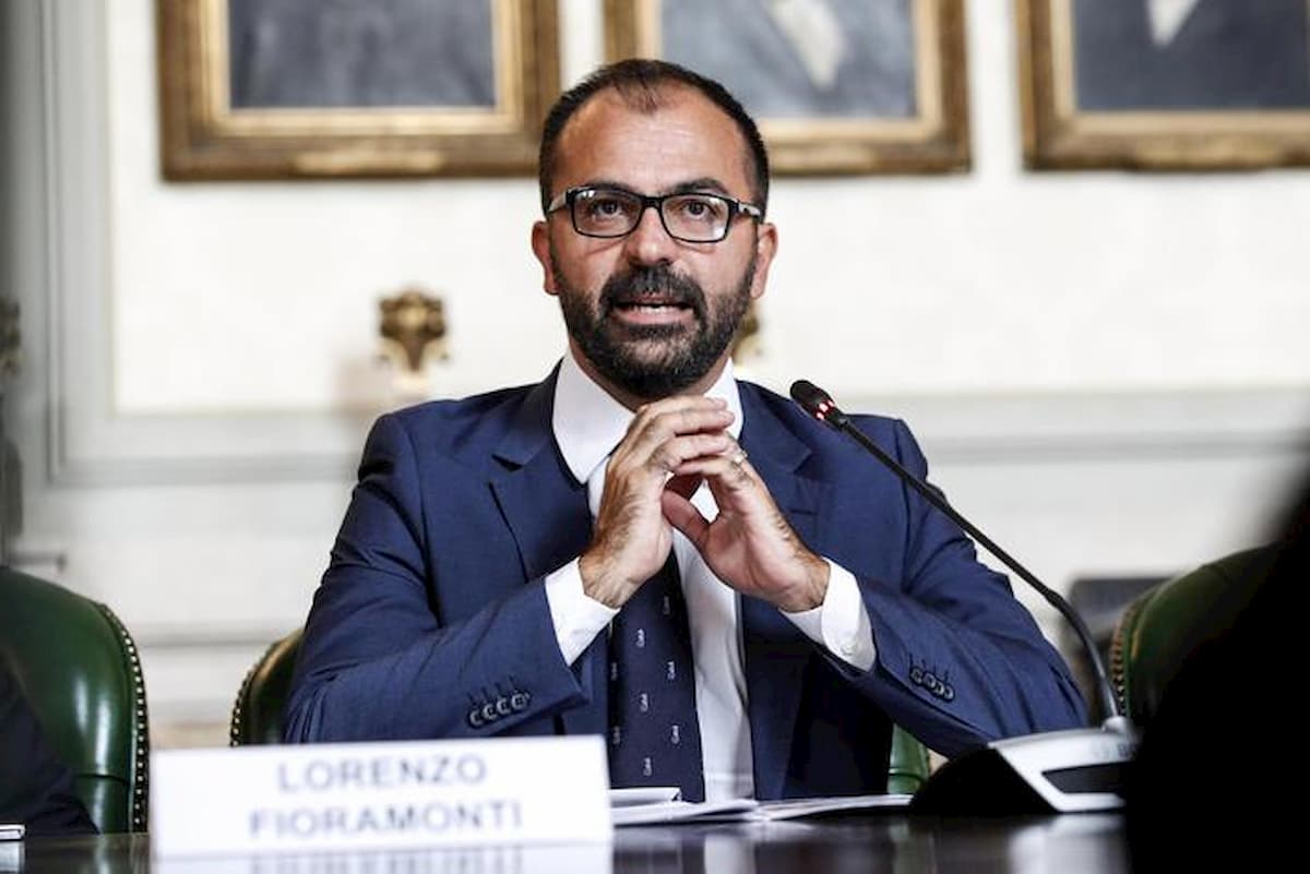 Lorenzo Fioramonti, vecchi post con insulti a politici e forze dell’ordine. Centrodestra: "Dimissioni immediate"