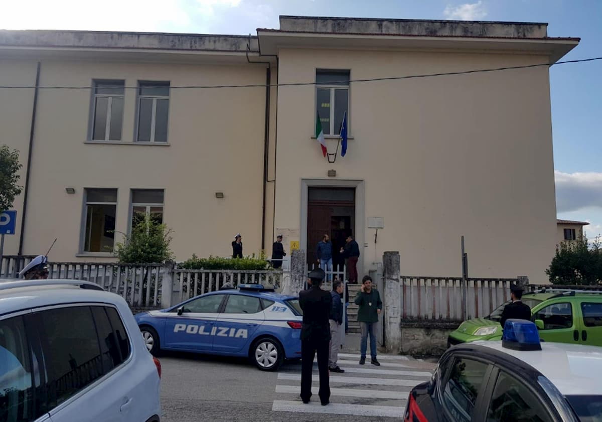 Foligno, genitore si barrica a scuola minacciando di farsi esplodere. Poi si arrende
