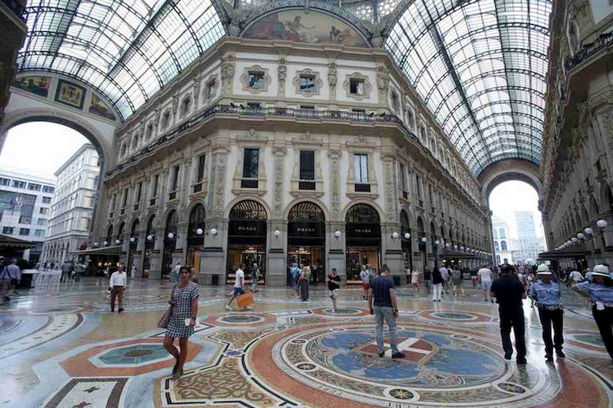 Milano: Armani, Damiani, Prada e Tod's si sfidano all'asta per uno spazio in Galleria