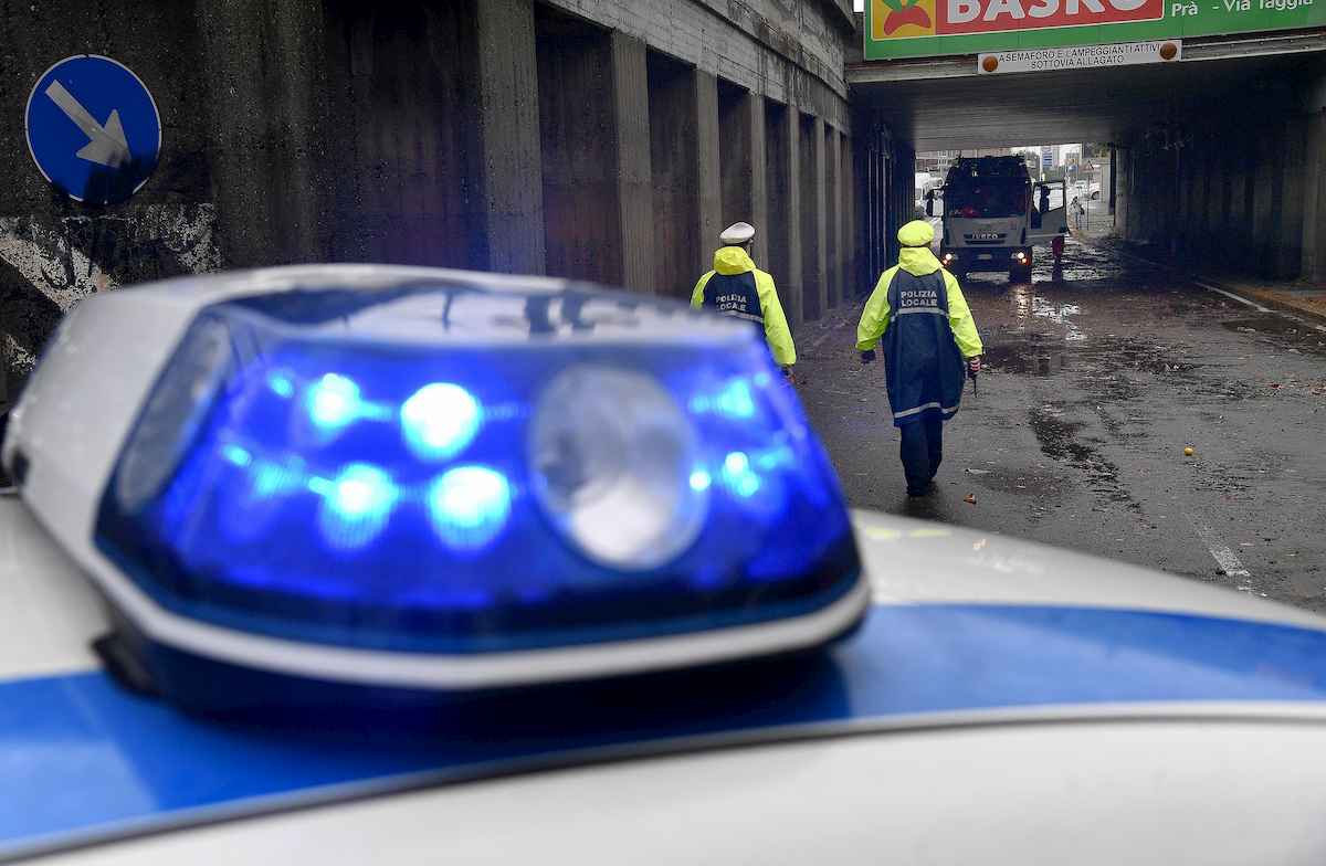 Maltempo Genova, mamma e figlio bloccati in casa da una frana