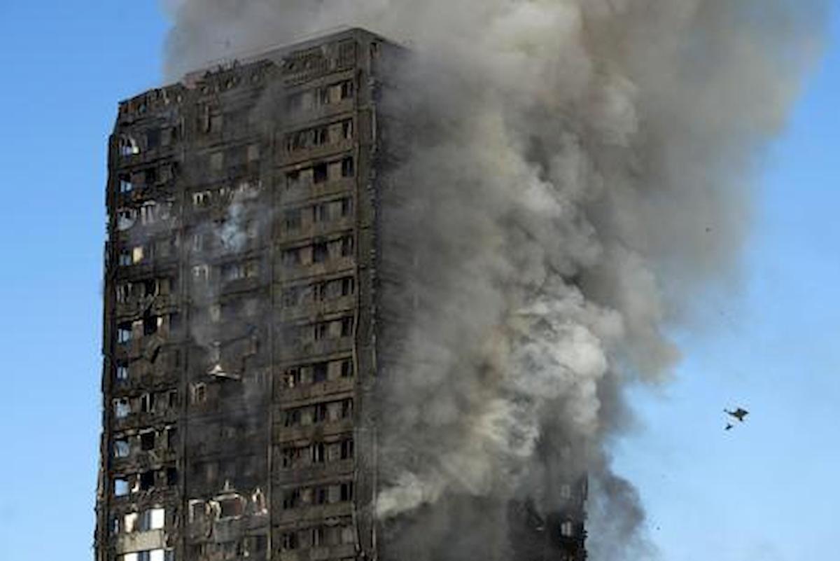 Grenfell Tower, non solo incuria: un rapporto getta ombre sulle "mancanze" dei pompieri