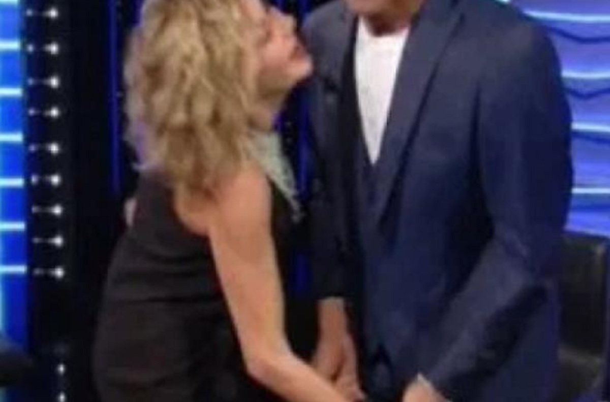 Tale e quale show: Eva Grimaldi tocca le parti intime di Carlo Conti
