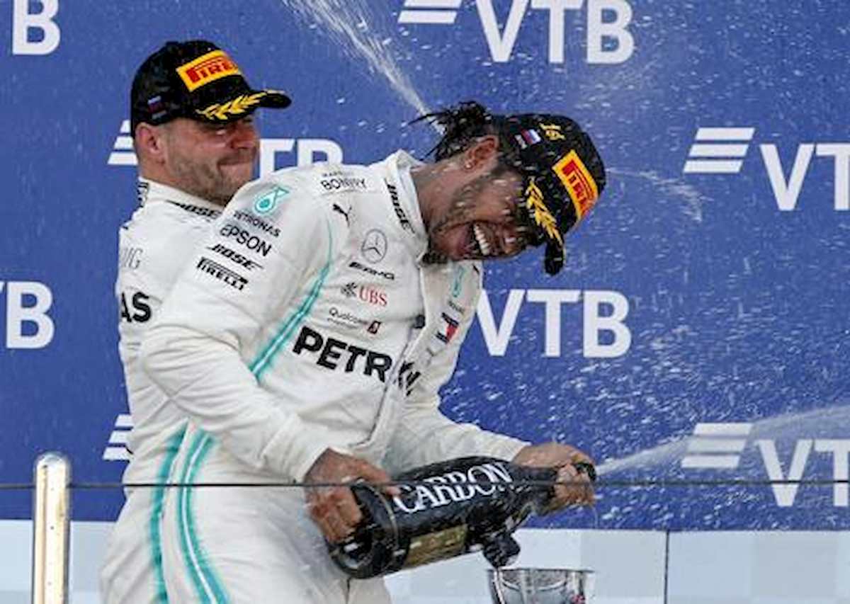 Hamilton regina Elisabetta figuraccia pranzo non rispetto regole protocollo