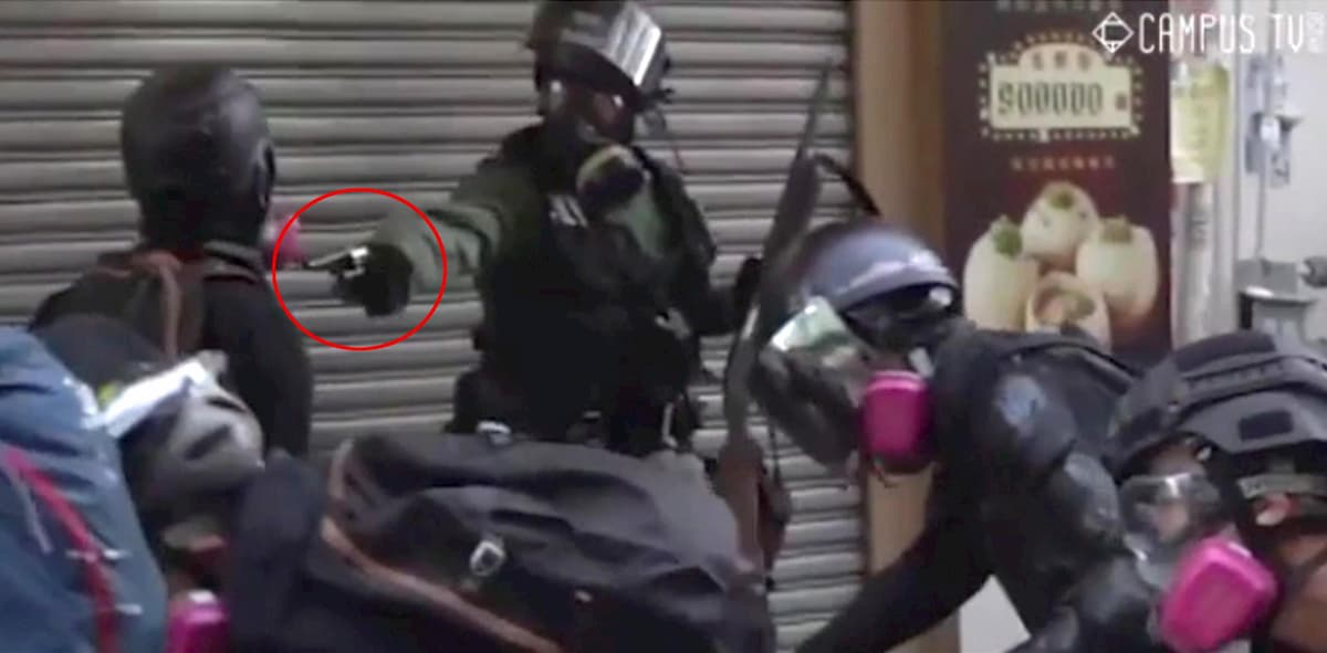 Hong Kong, accusato di rivolta e assalto il manifestante 18enne ferito dalla polizia