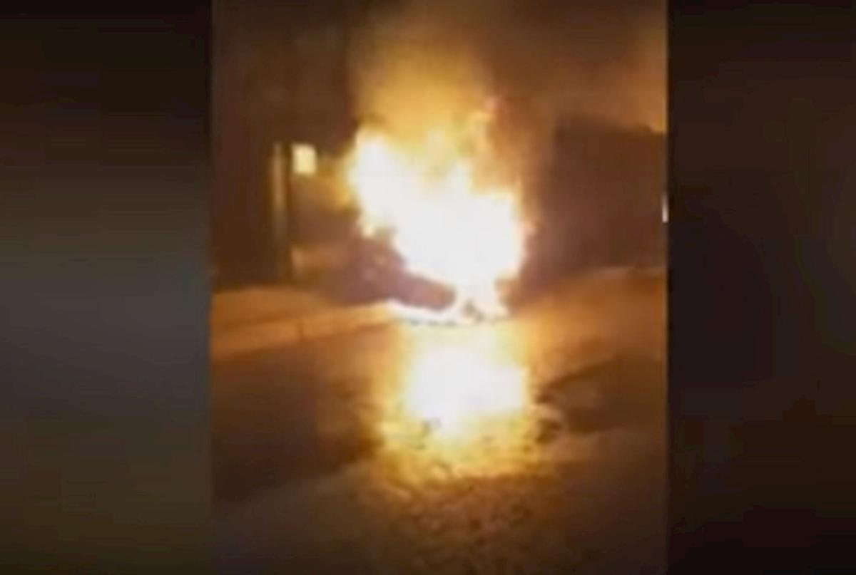 San Giorgio a Cremano, incendiate le auto del consigliere Ciro Russo: "M**de, non mi fermerete" VIDEO