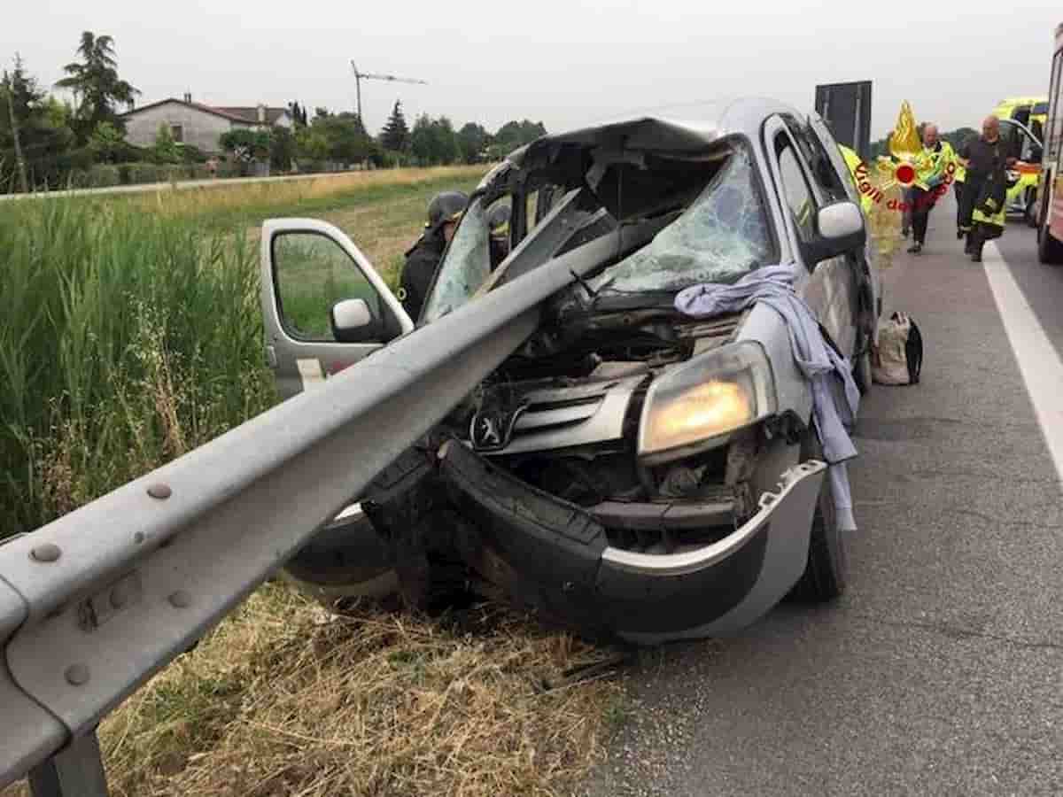 Vicenza, auto tagliata in due dal guard rail: calciatore 18enne vivo per miracolo