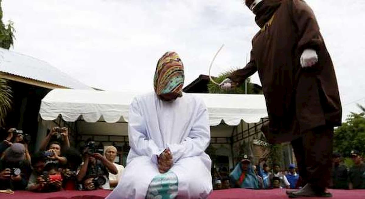 Indonesia, accusati di gioco d'azzardo vengono frustati pubblicamente