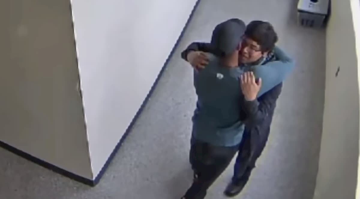 Insegnante disarma e abbraccia uno studente entrato a scuola con un fucile VIDEO
