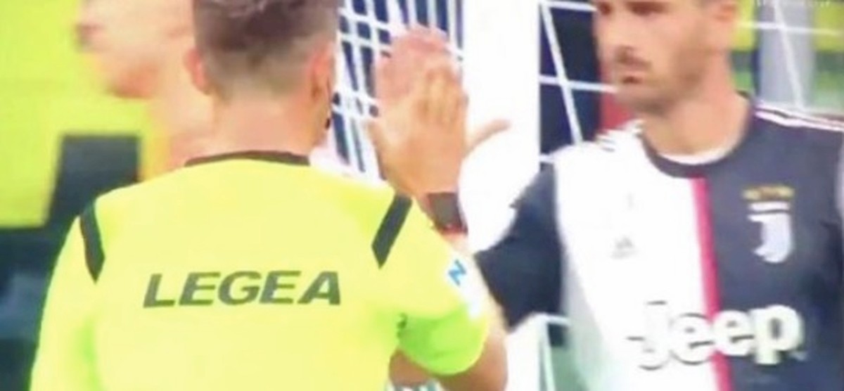 Inter Juventus Rocchi Bonucci cinque gesto che fa discutere sui social network