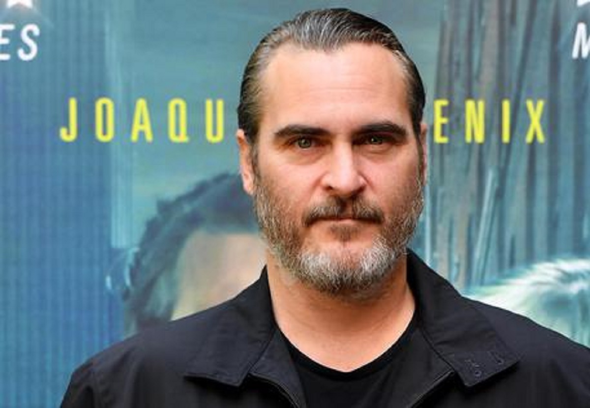 Joaquin Phoenix, incidente stradale: l'attore di Joker centra in pieno camion dei pompieri