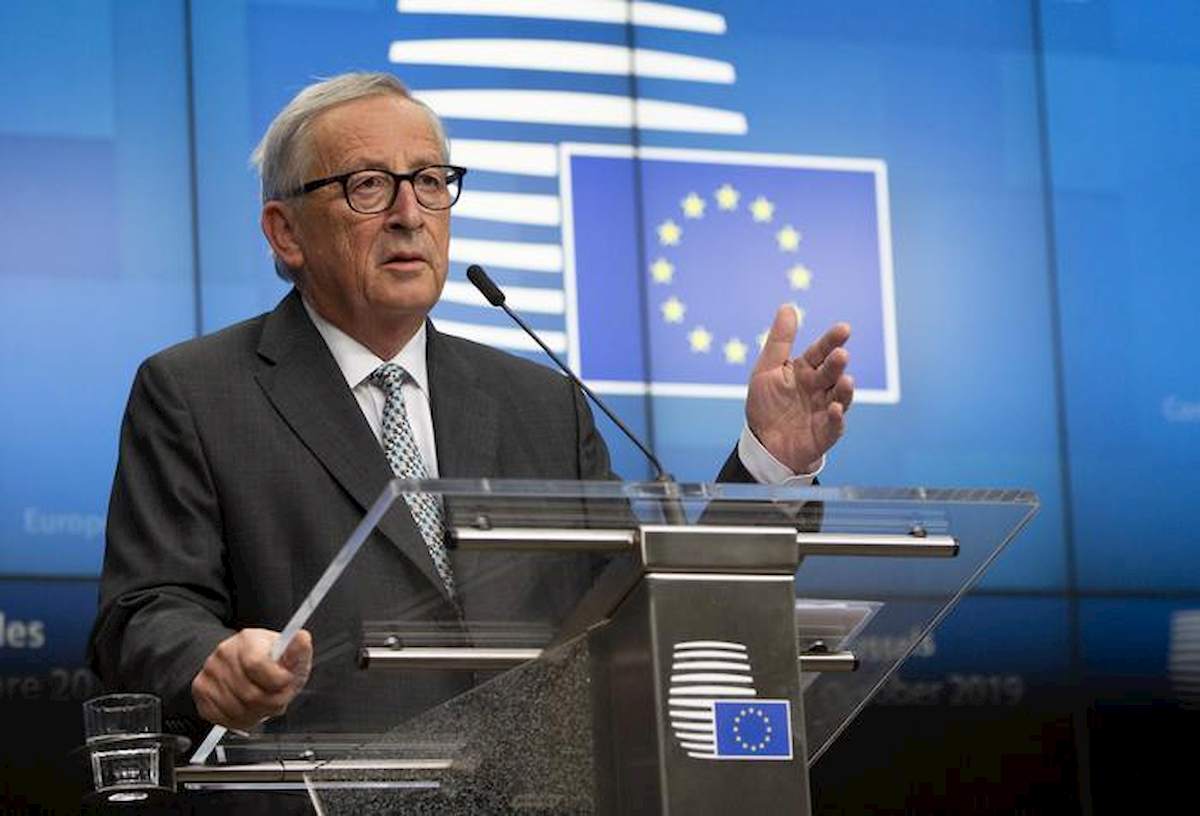 Ue, standing ovation per ultimo discorso Juncker. Zanni (Lega) resta seduto, lui lo invita ad alzarsi