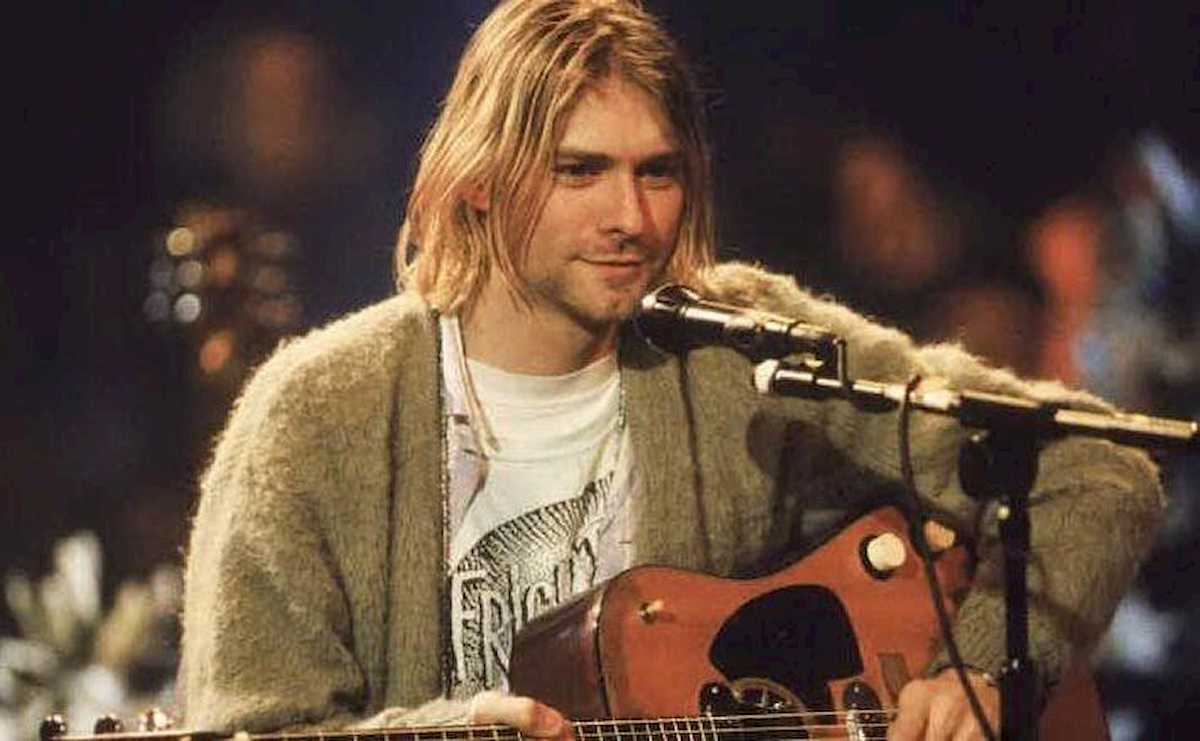 Nirvana, il maglione di Kurt Cobain venduto all'asta per 334mila euro: non è stato mai lavato