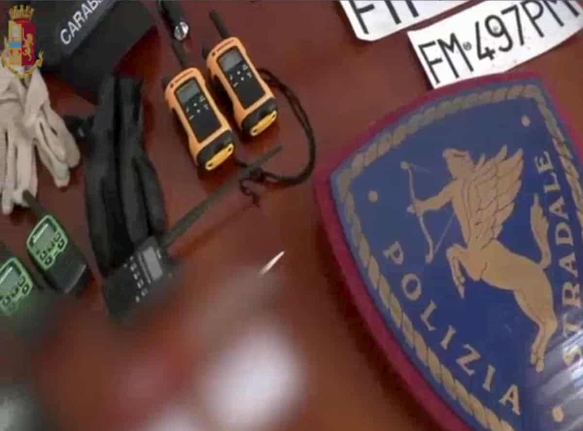 Novara, ladri pendolari arrestati dopo inseguimento sulla A4: andavano a rubare nelle case in Lombardia VIDEO