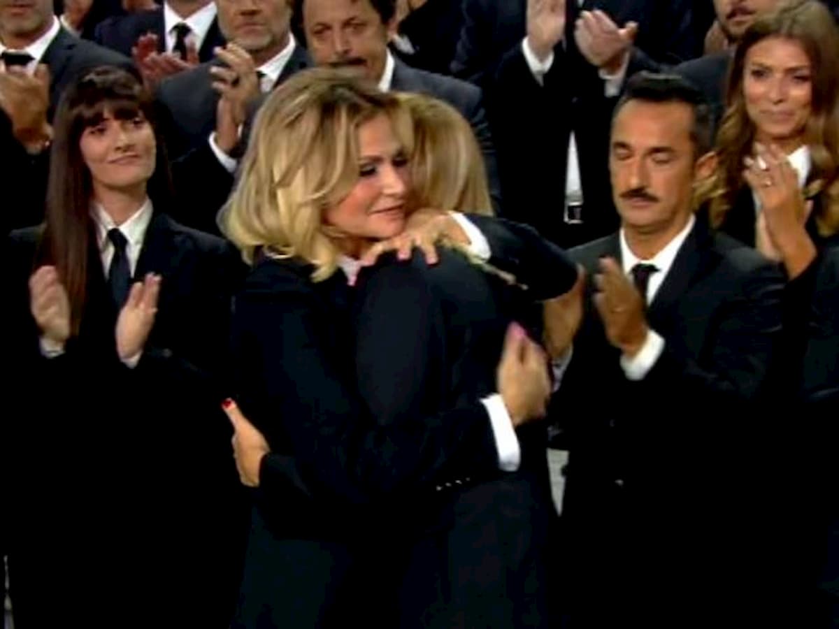 Le Iene, Simona Ventura abbraccia Alessia Marcuzzi in lacrime