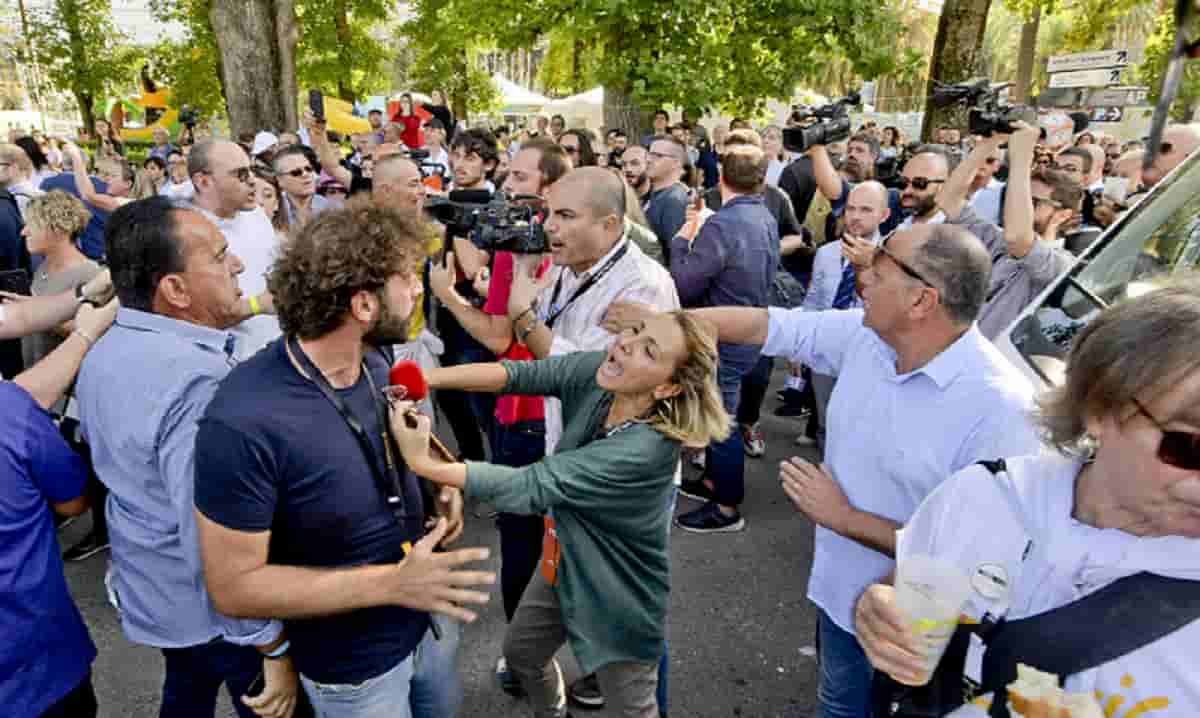 Le Iene a Napoli provano a intervistare la Raggi, attivisti M5s aggrediscono Filippo Roma
