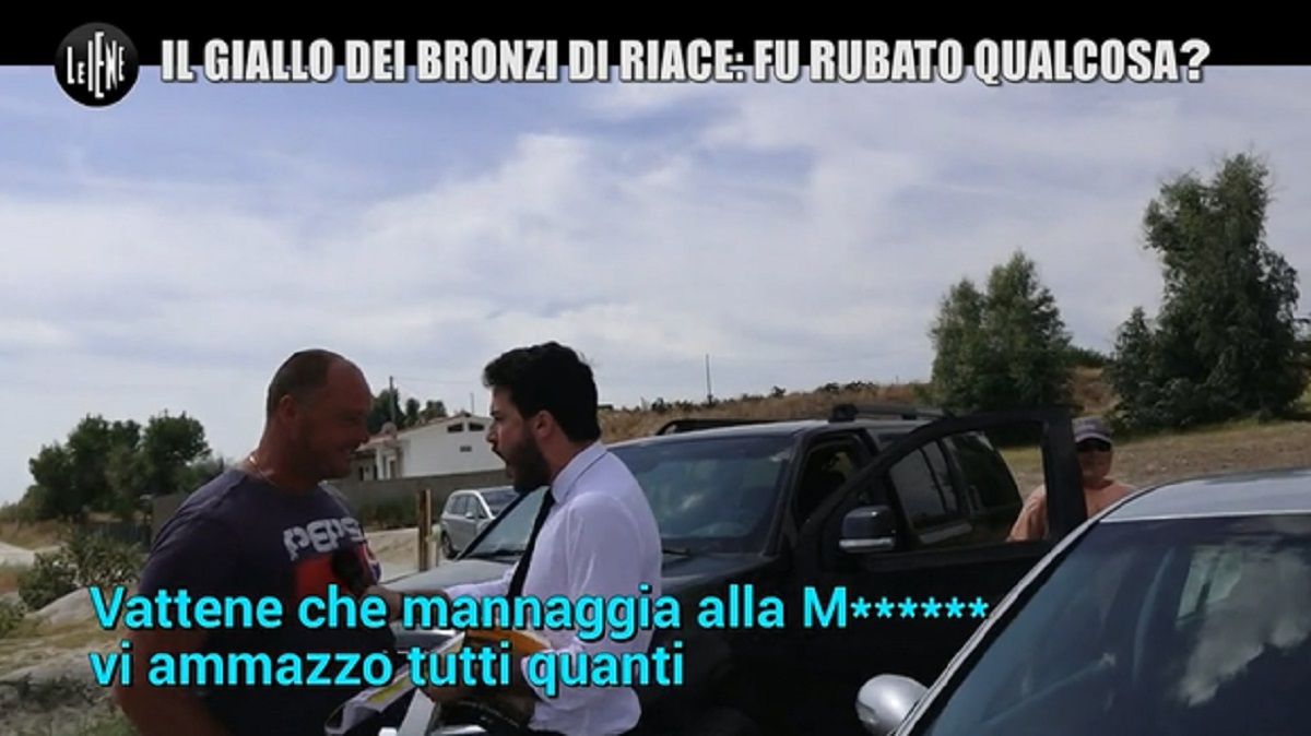 Le Iene e il servizio sui Bronzi di Riace: l'aggressione a Monteleone VIDEO