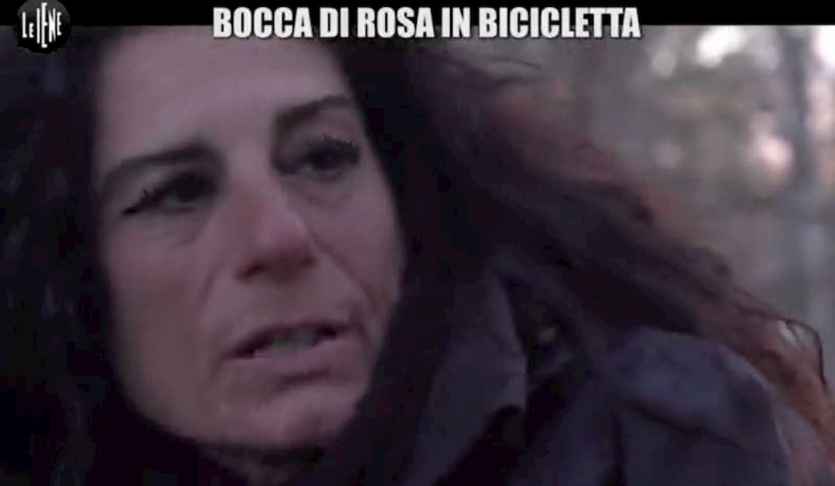 Susanna, la squillo in bici: "Ho iniziato scop**** col padrone di casa dove facevo le pulizie"
