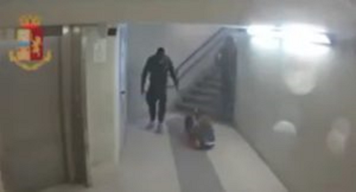 Calci e pugni a due donne in stazione: migrante assolto per incapacità di intendere e di volere 