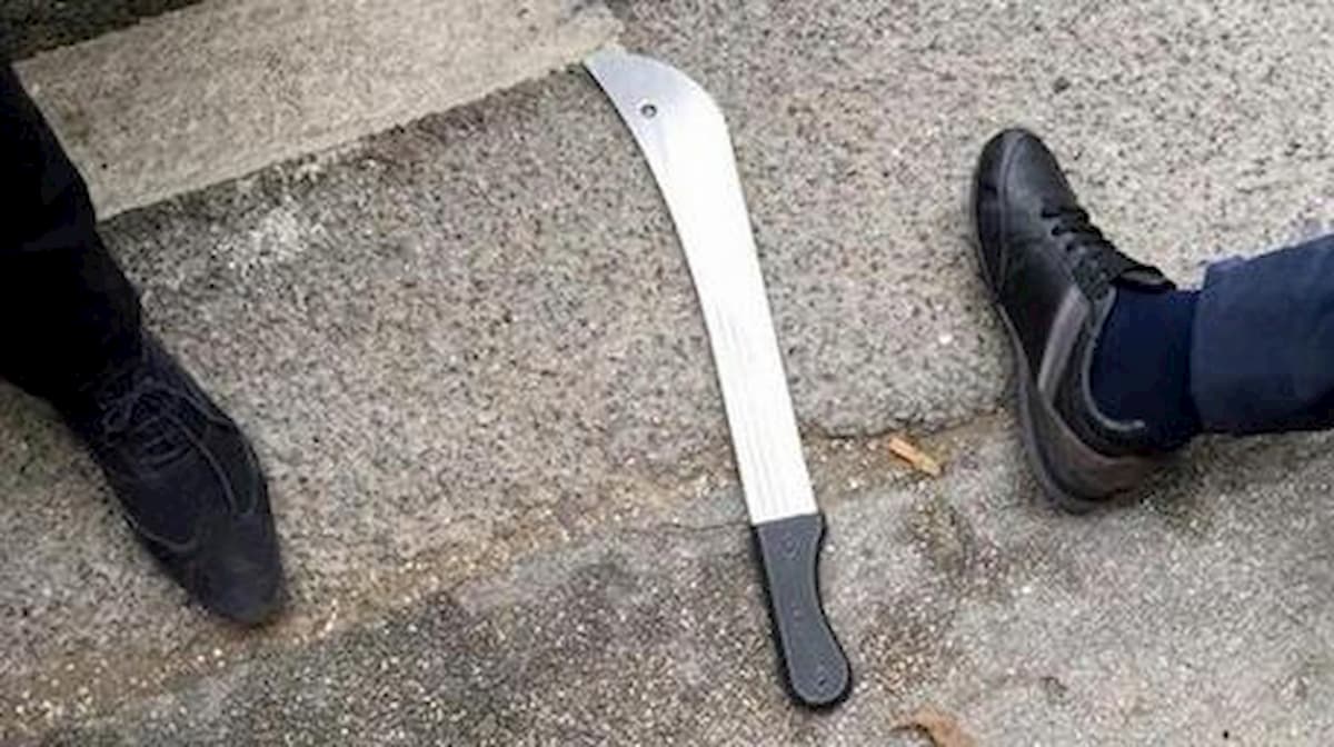 Parigi, ancora terrore: arrestato un uomo in giro col machete nella metropolitana