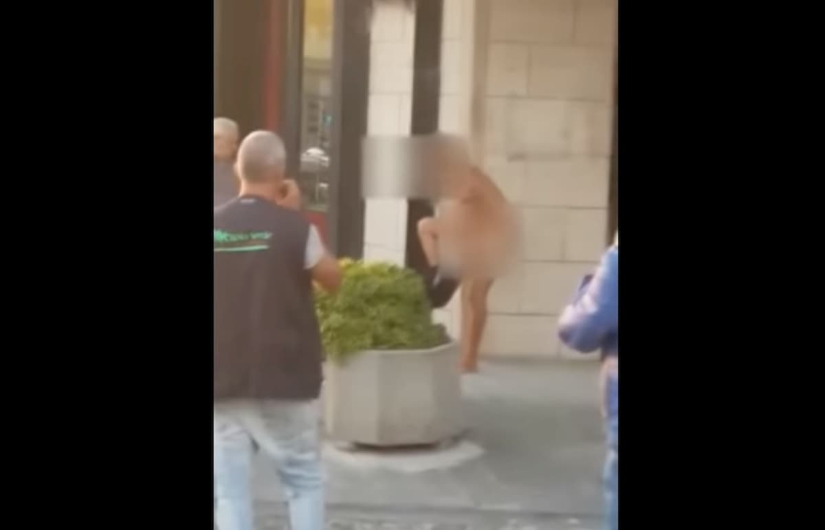 Matinella, immigrato si spoglia in strada davanti ai passanti VIDEO
